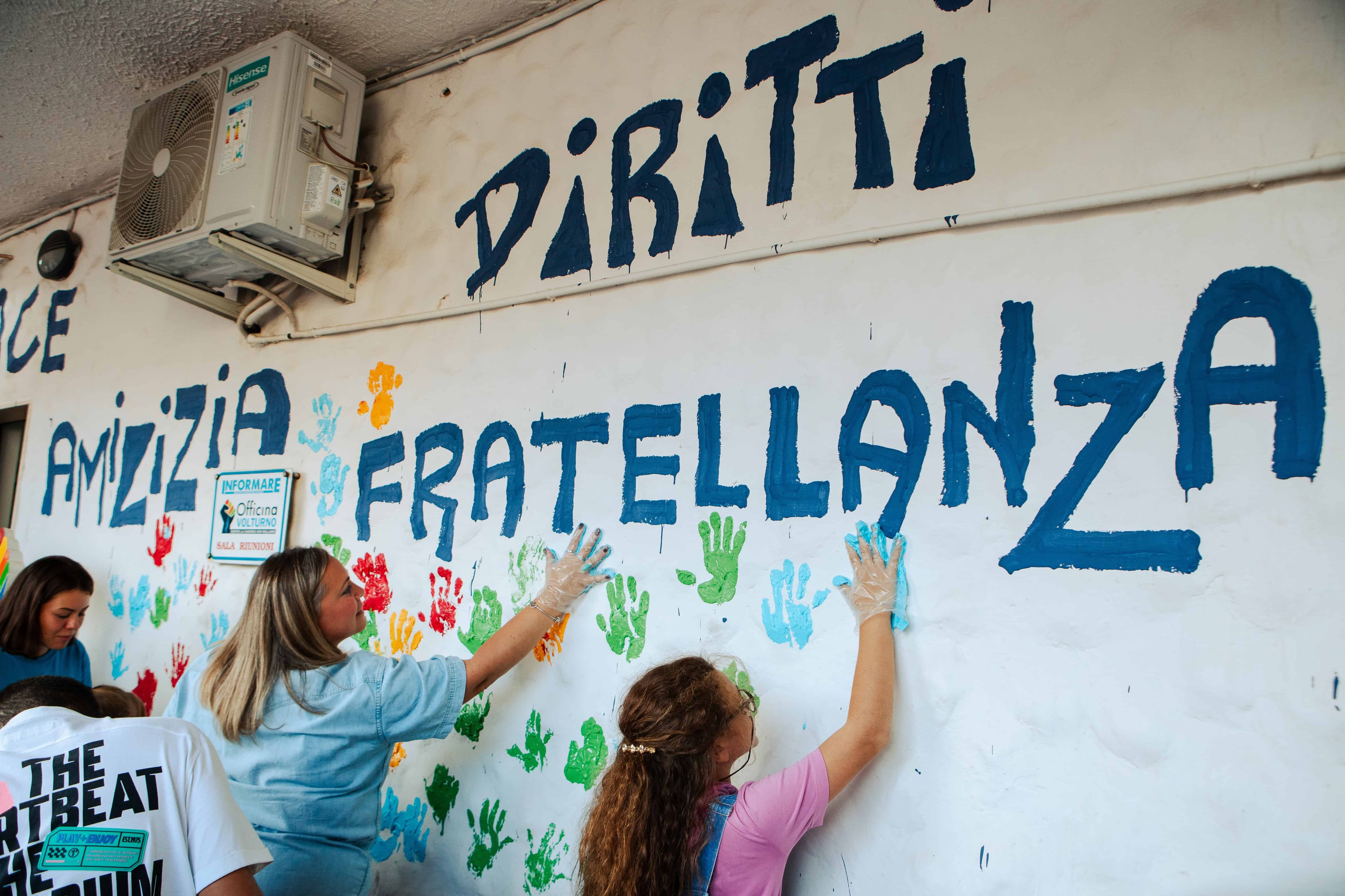 Giornata della Pace a Castel Volturno: il murales realizzato in Piazza delle Feste