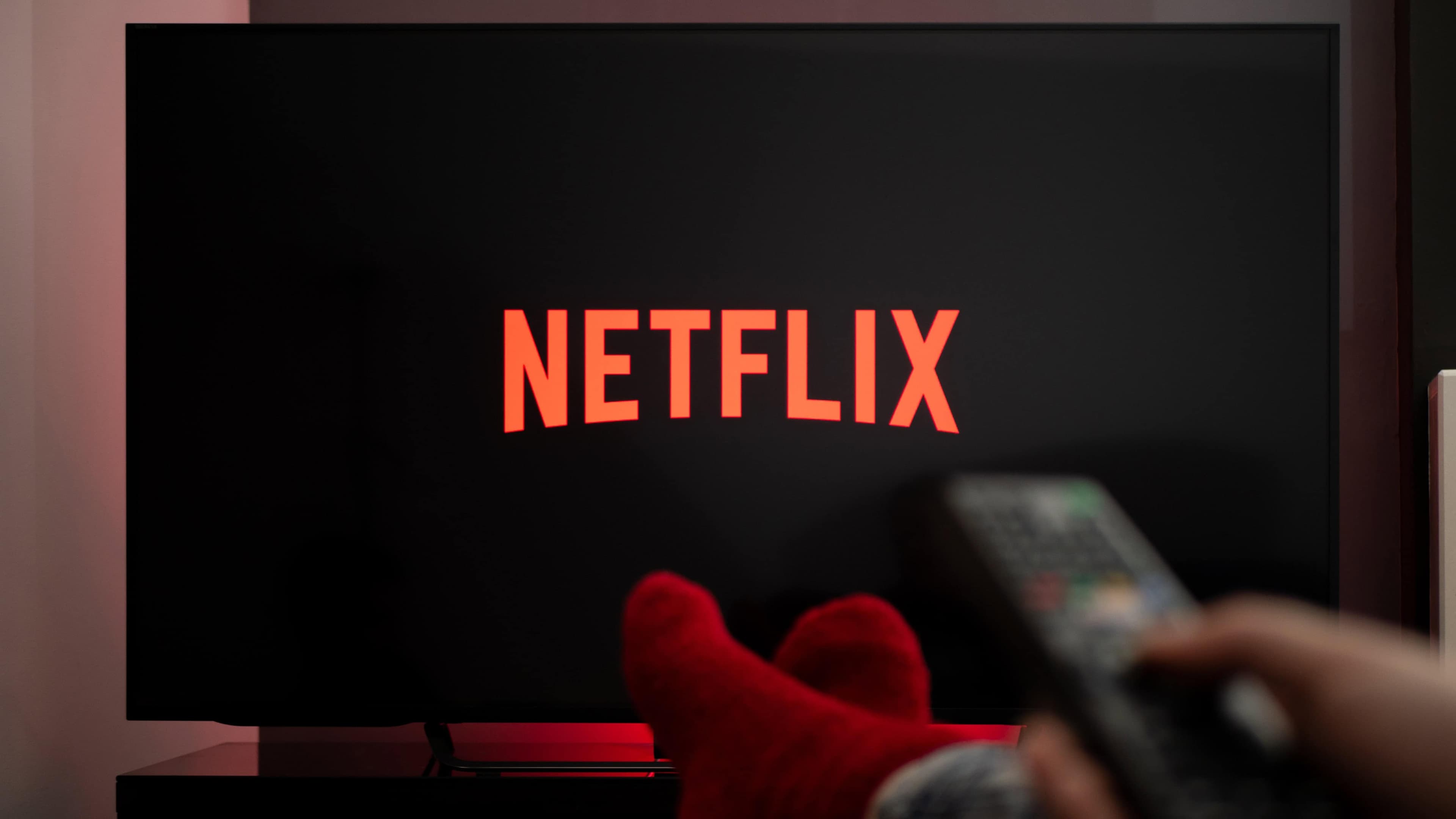 L'abbonamento a Netflix costerà di più: rincari del 27%