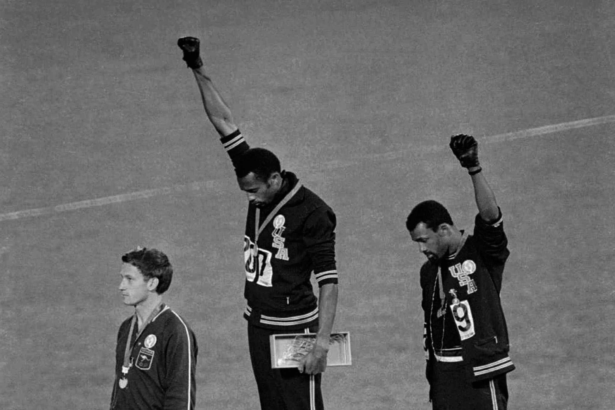 Olimpiadi 1968, un pugno al cielo e un urlo di libertà