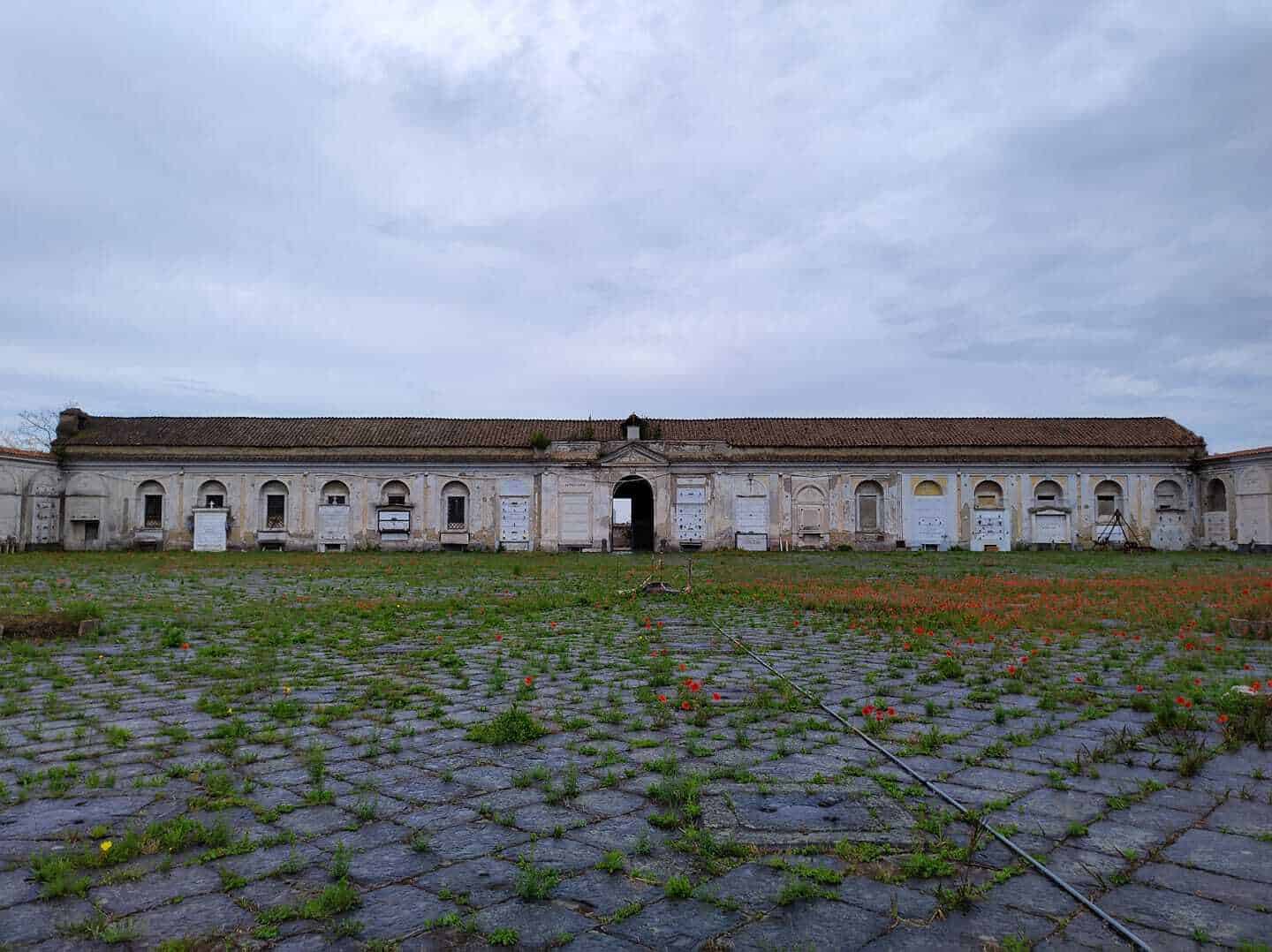 366 Fosse: il primo cimitero pubblico al mondo è stato costruito a Napoli