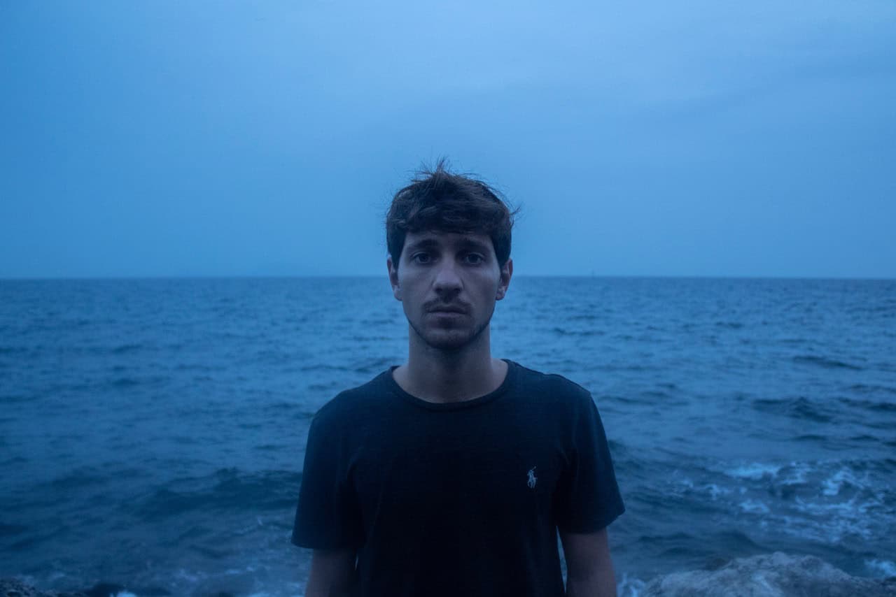 Napoli e i suoi talenti: il viaggio musicale del giovane cantautore Lorenzo Girotti