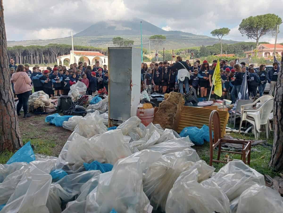 Torre del Greco, scout e volontari puliscono la pineta discarica