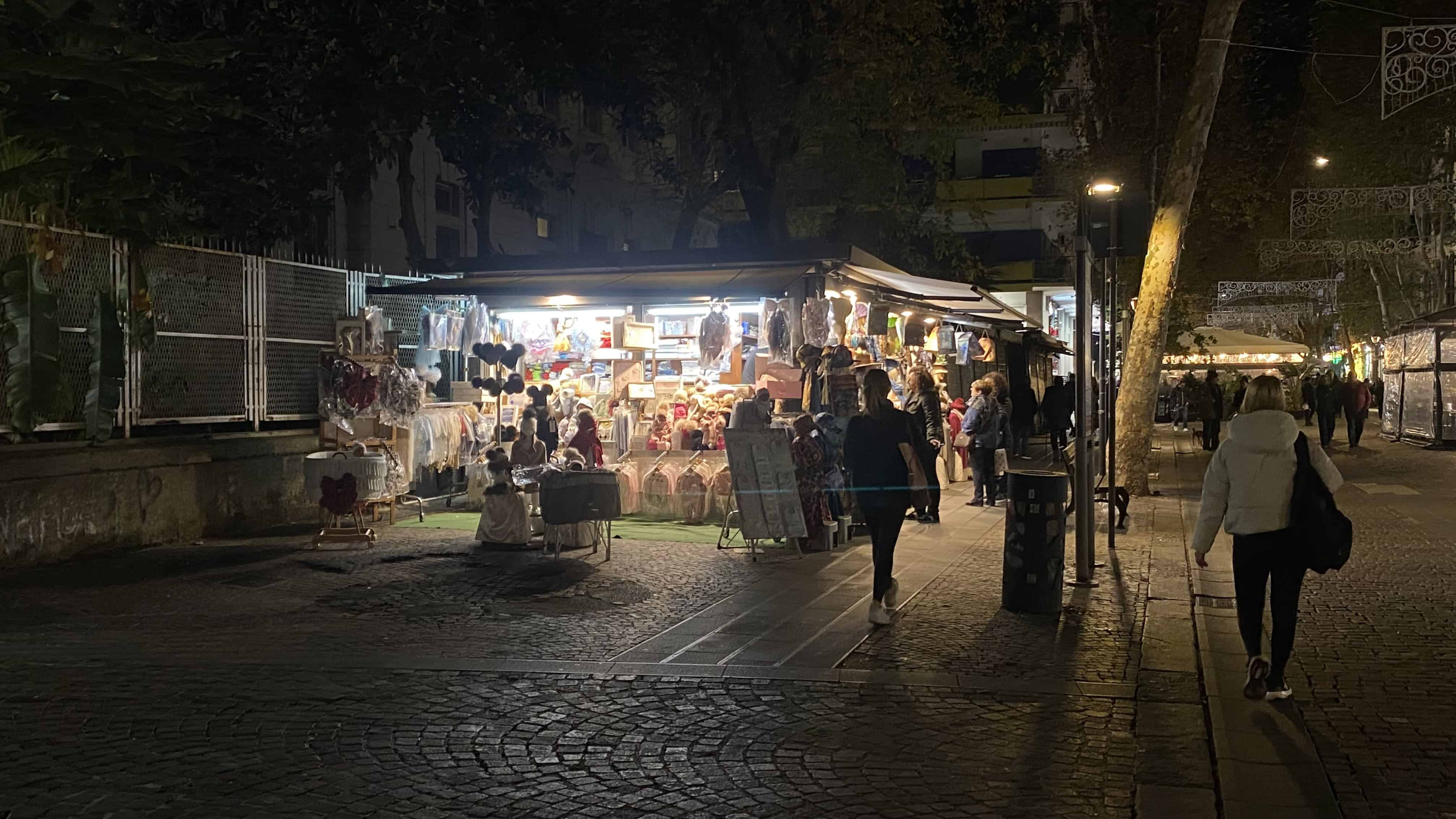 Napoli, la storia delle famose “bancarelle” di Via Luca Giordano