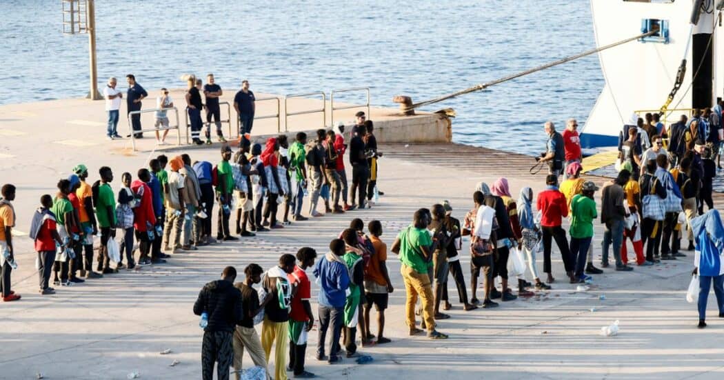 Ripartiti i trasferimenti di migranti in Albania: le organizzazioni mediche denunciano le condizioni sanitarie dei detenuti