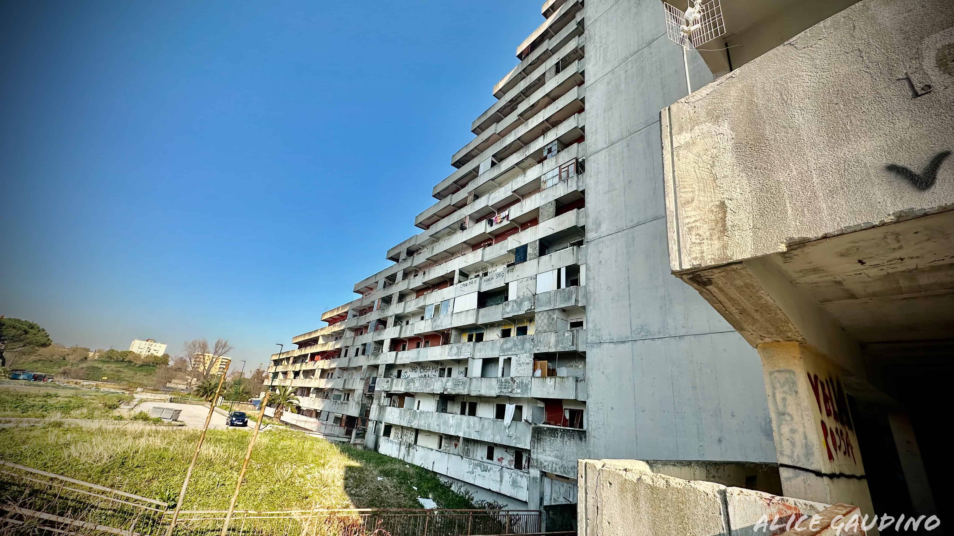 Scampia: a sei mesi dal crollo nella Vela Celeste c'è ancora chi vive per strada