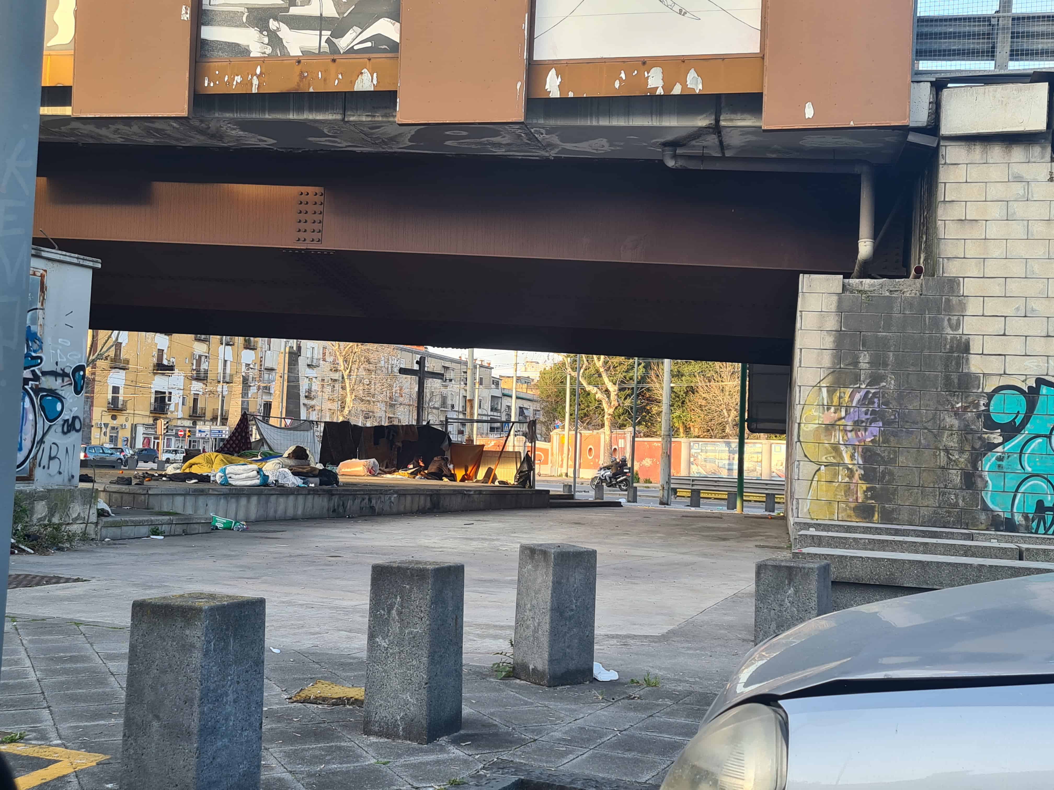 Clochard a Capodichino: dal 2017 le strade vicino all'aeroporto sono la casa dei senza fissa dimora
