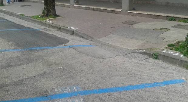 Caserta: le strisce blu bloccano i disabili
