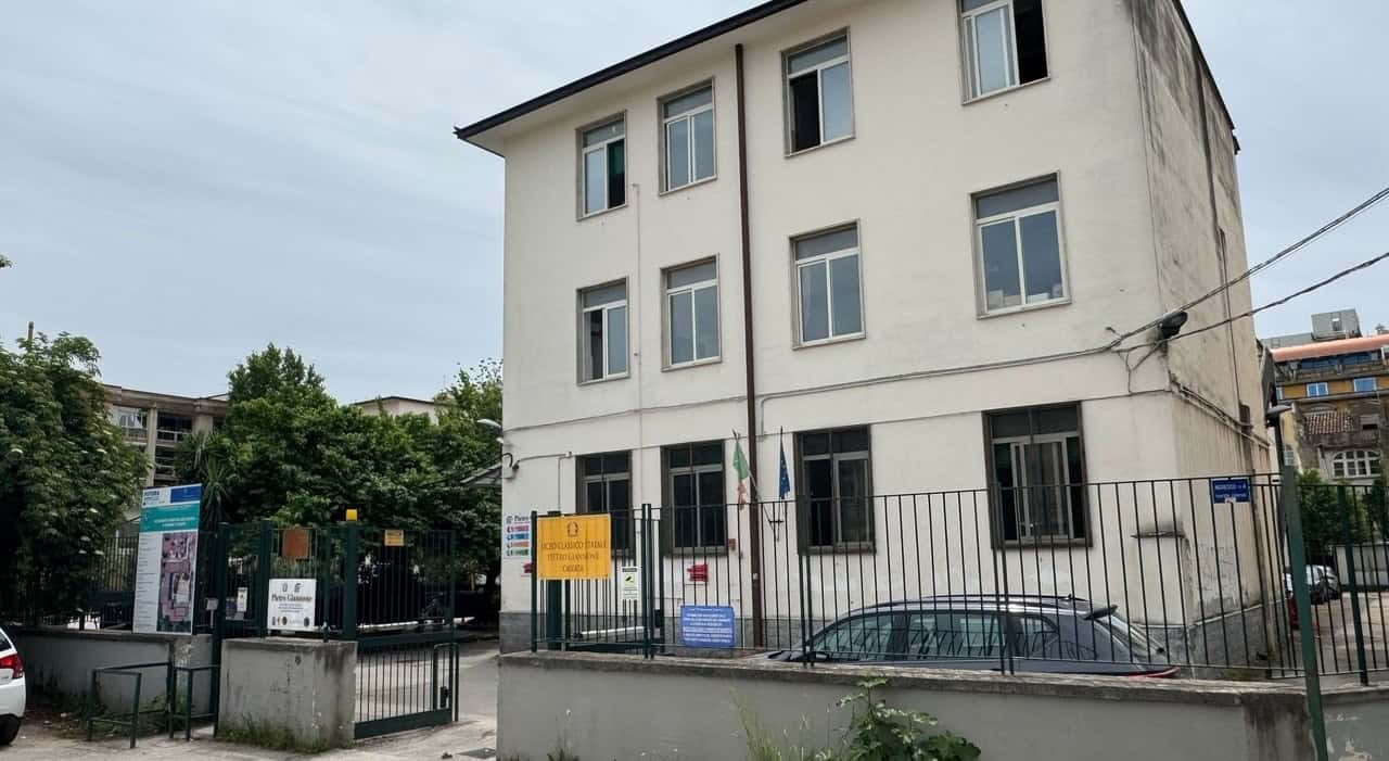Studentessa precipita dal primo piano del Liceo Giannone: attimi di terrore