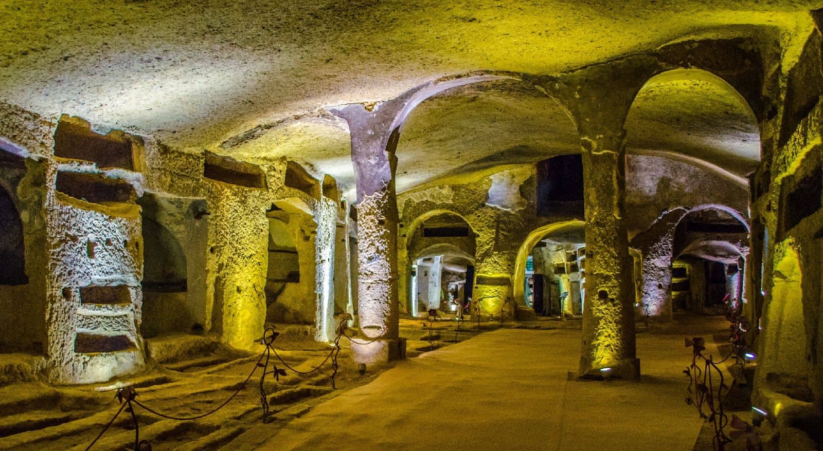 San Gennaro non è solo il sangue: la meraviglia delle catacombe