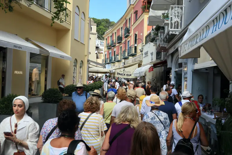 Overtourism a Napoli e Capri: allarme per caos e immobilismo