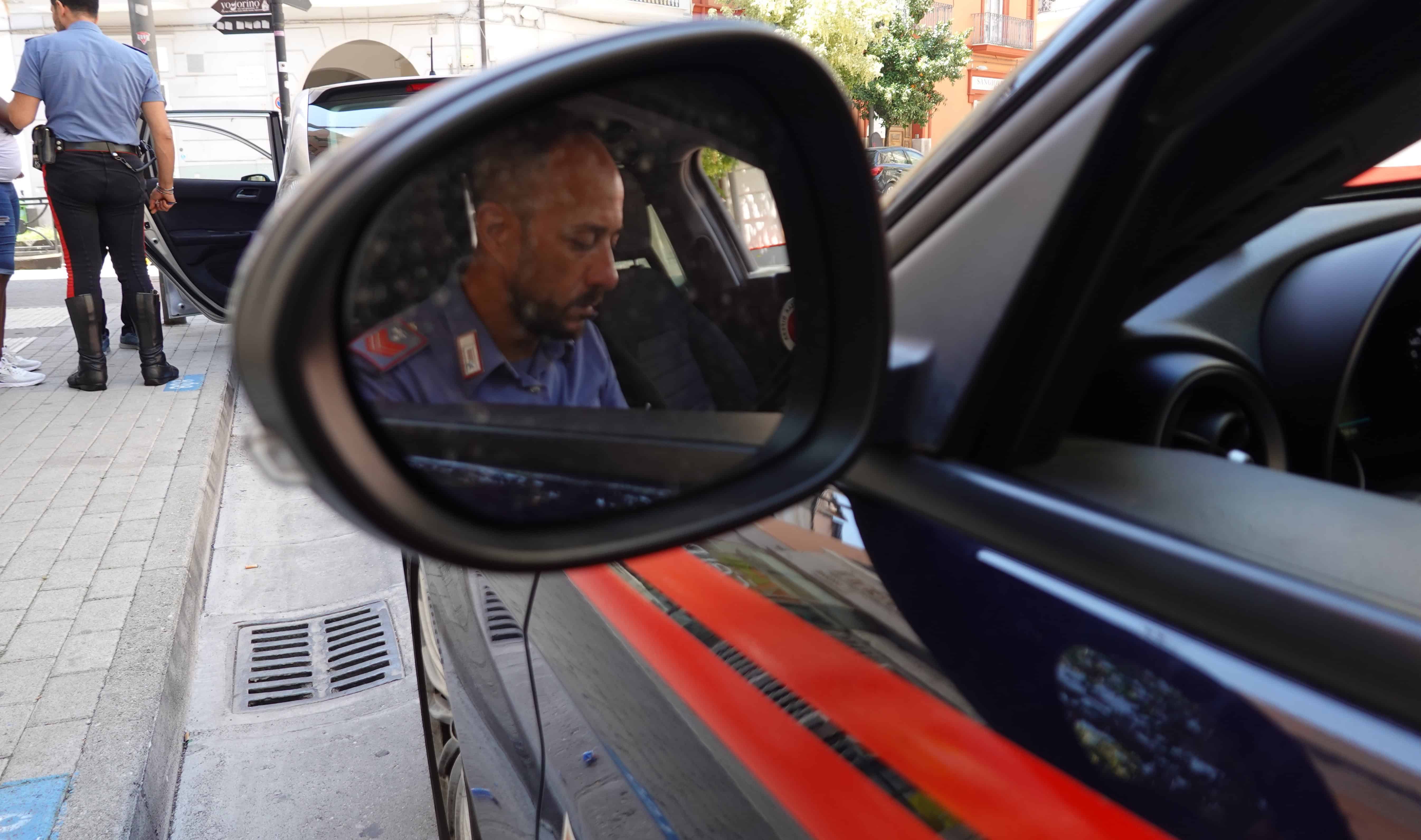 Caserta, spaccio di crack a una donna ai domiciliari: arrestato pusher 20enne dopo colluttazione con i carabinieri