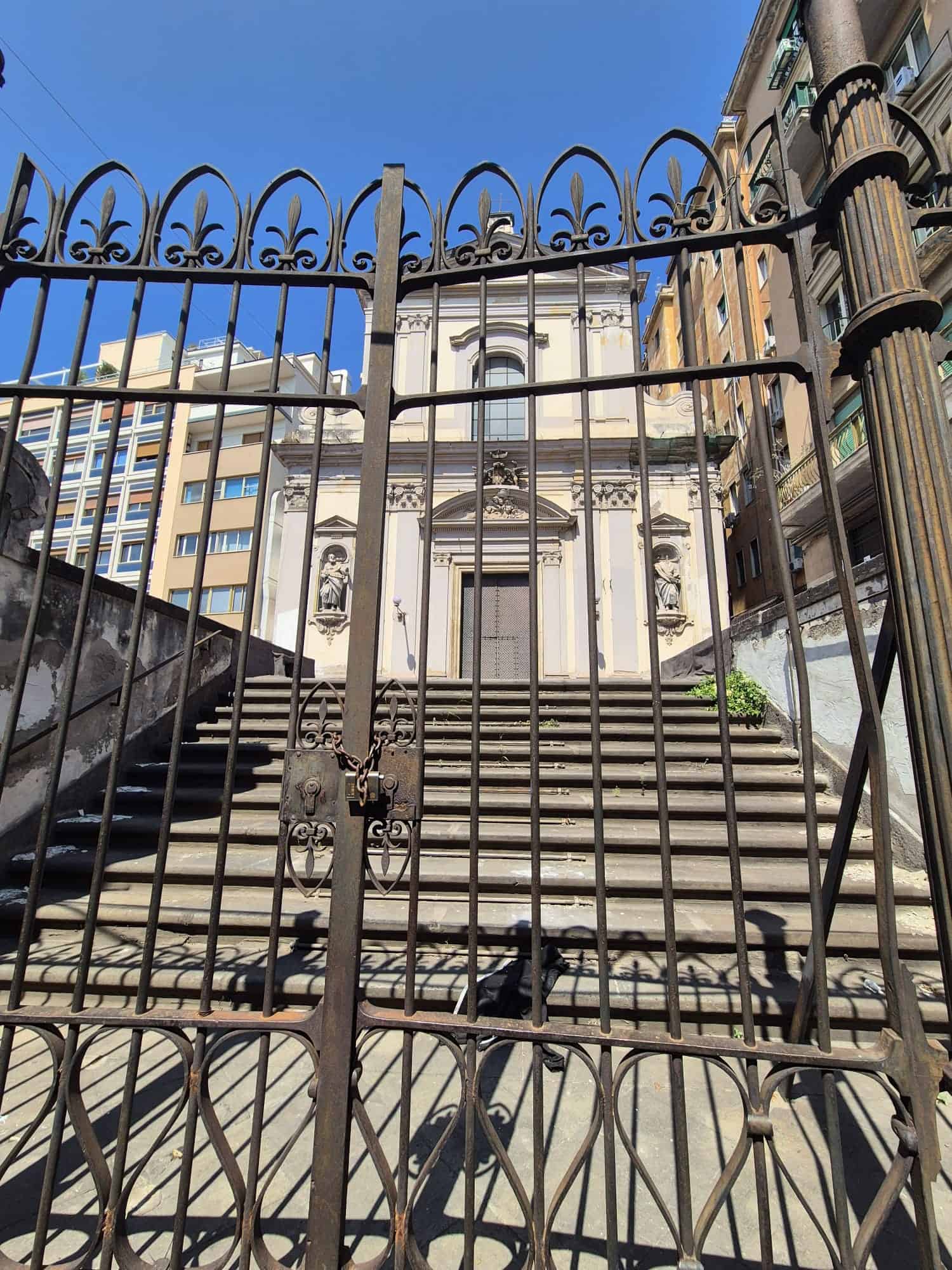 COPERTINA - La fede chiusa a chiave: a Napoli 300 chiese tra degrado, furti e silenzi