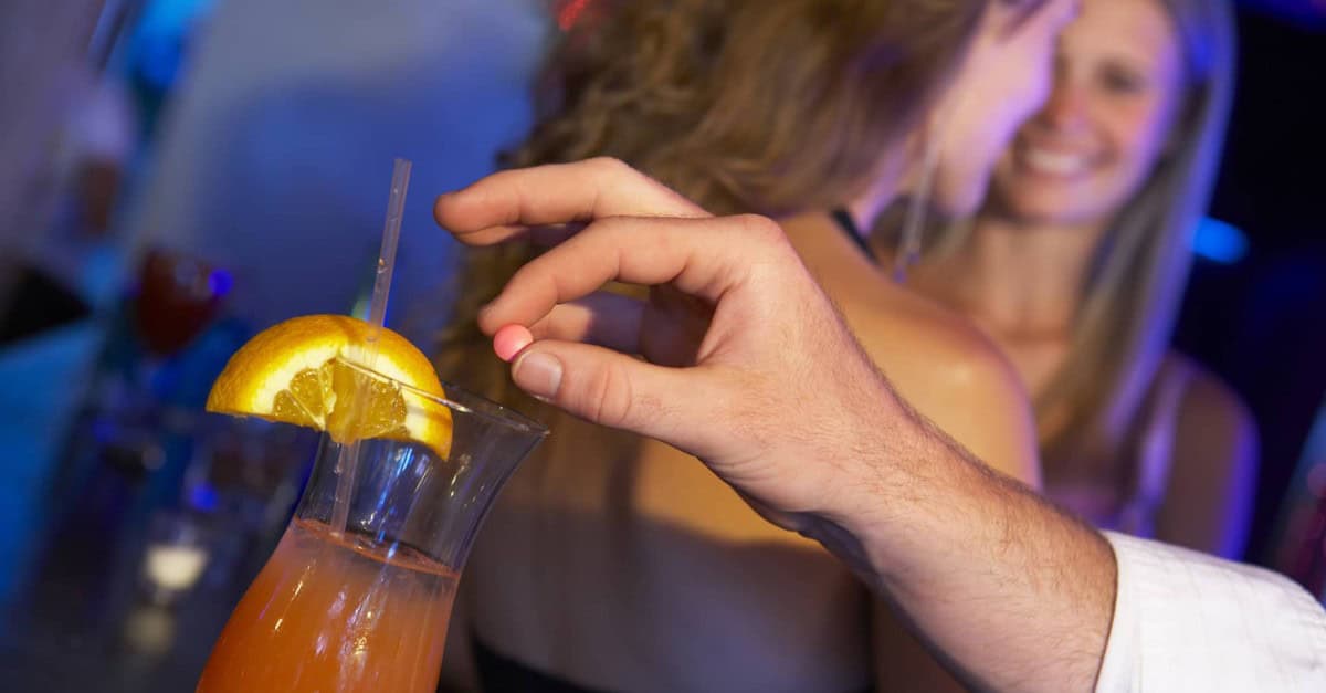 Drink e needle spiking: il nuovo terrore nei locali di tutta Europa