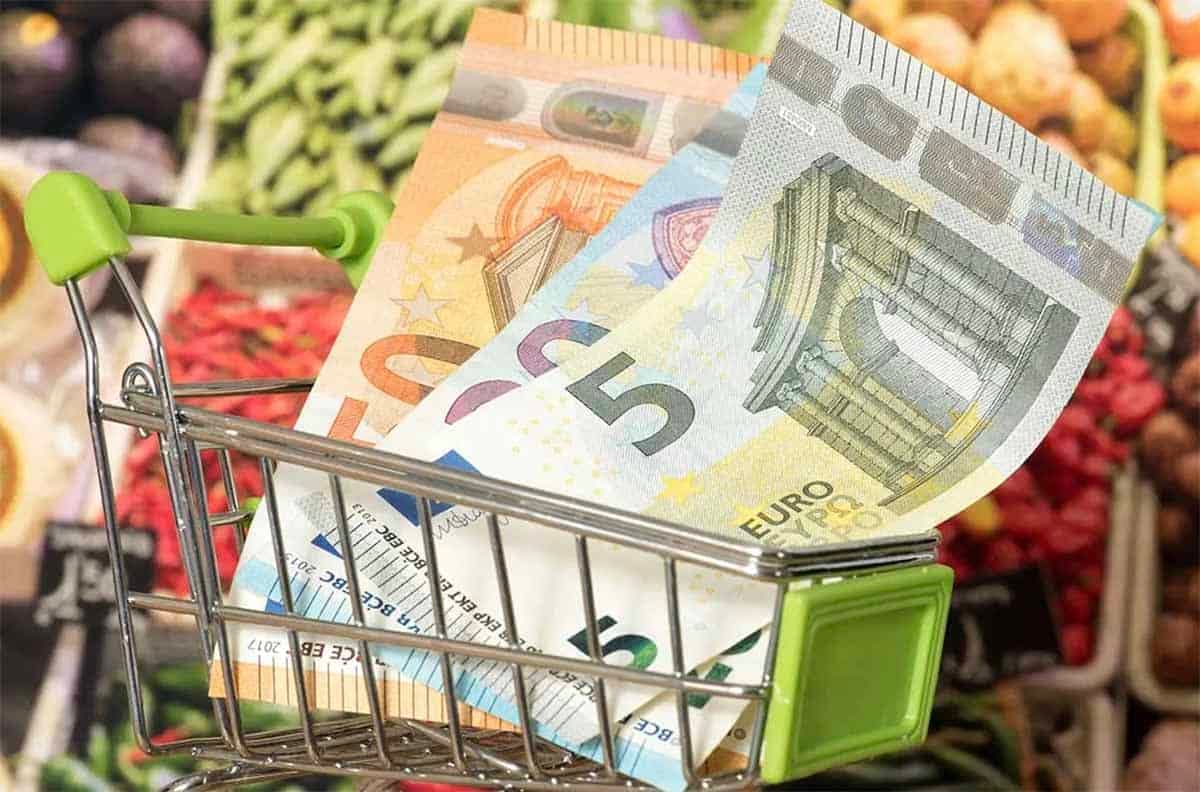 Il rapporto Codacons 2025: Napoli è la città meno cara d'Italia. A Milano prezzi vertiginosi