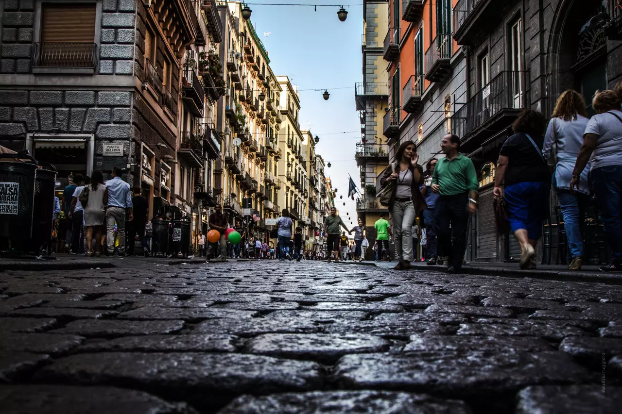Via Toledo a Napoli in pietra lavica: parte la riqualificazione