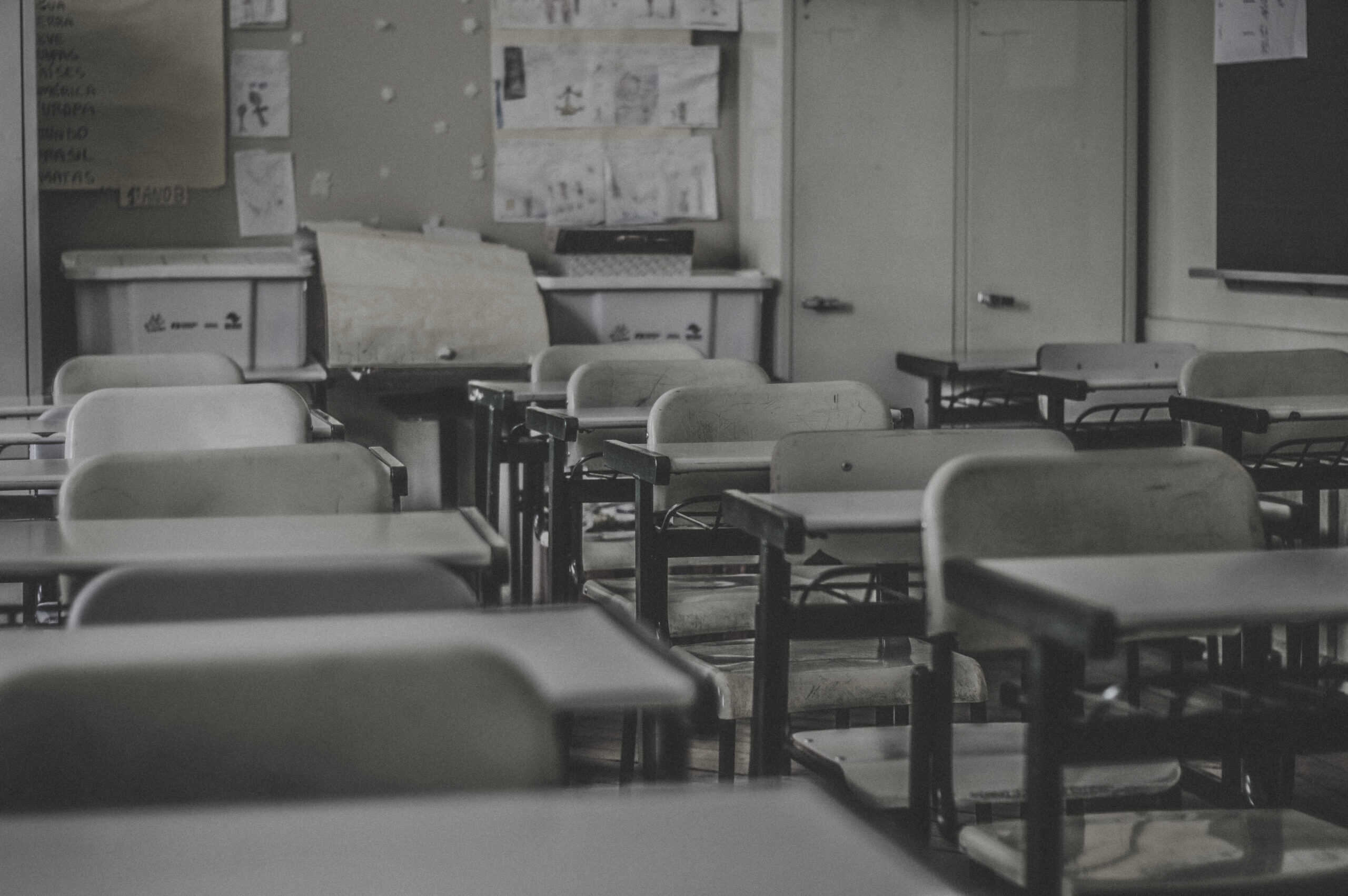 COPERTINA - Piena emergenza educativa: analfabetismo funzionale e difficoltà strutturali