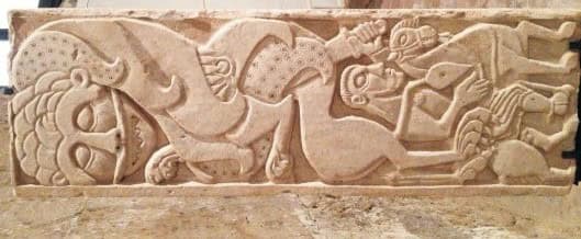 Capolavori normanni ad Aversa: polemica sulla stele medievale e i capitelli del Duomo