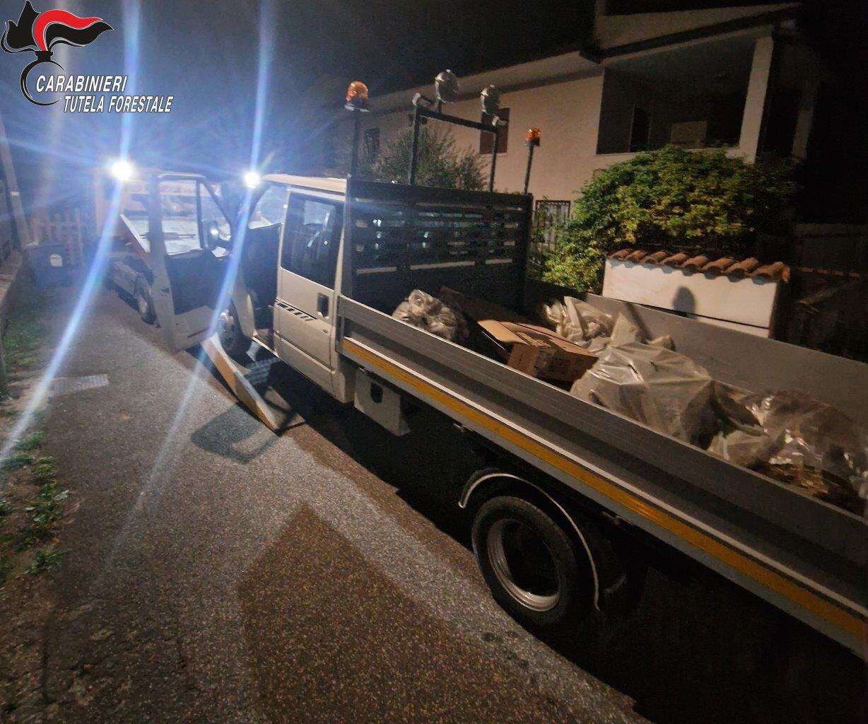 Castel Volturno: carabinieri forestali sorprendono il titolare di una ditta a gettare rifiuti dal proprio autocarro