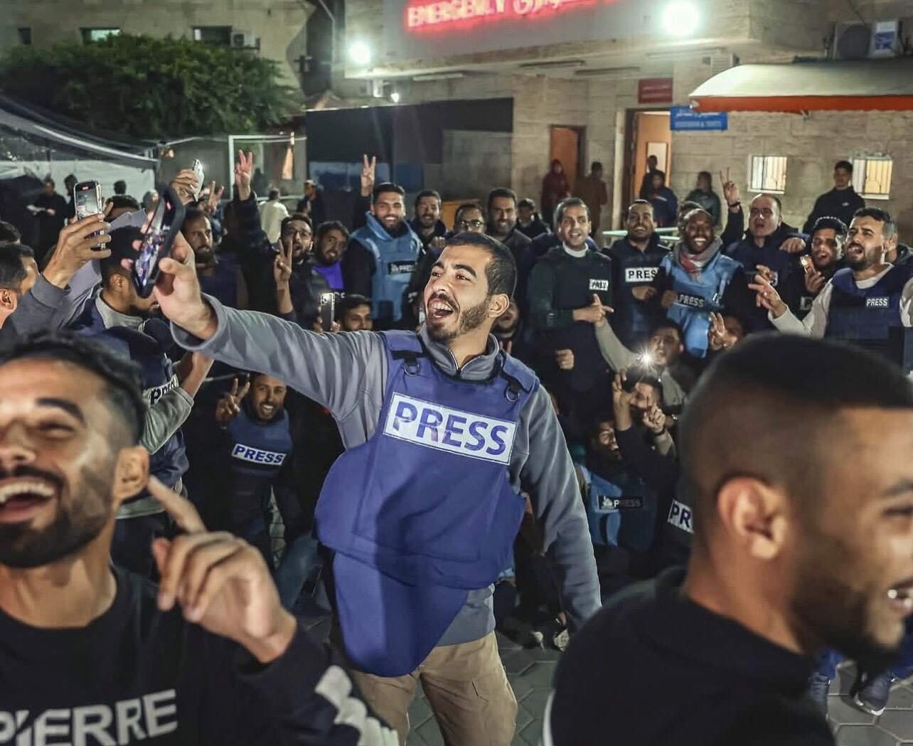 Mentre si festeggia il cessate il fuoco a Gaza, muore il 255esimo giornalista