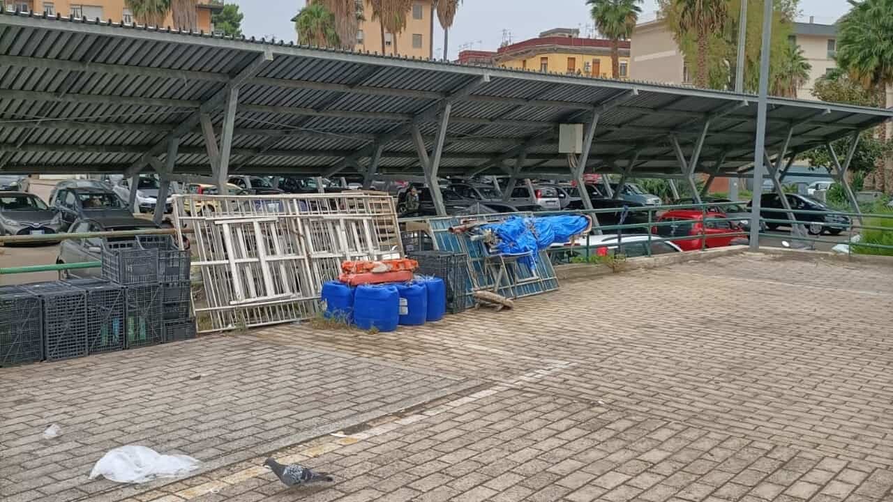 Un impianto fotovoltaico "fantasma": il degrado regna sovrano nel Mercato della Canzanella a Fuorigrotta