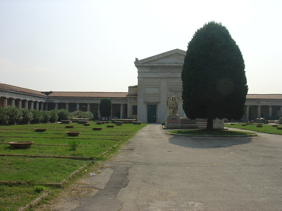 Difficile riposare in pace al Cimitero di Poggioreale