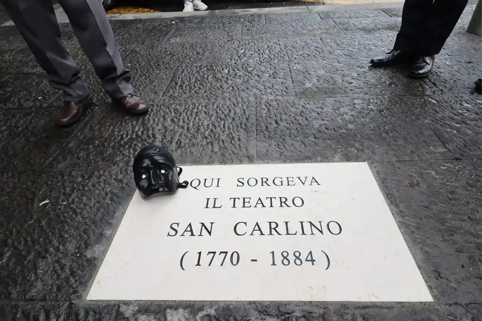 Napoli, rivelata la targa al popolare Teatro San Carlino