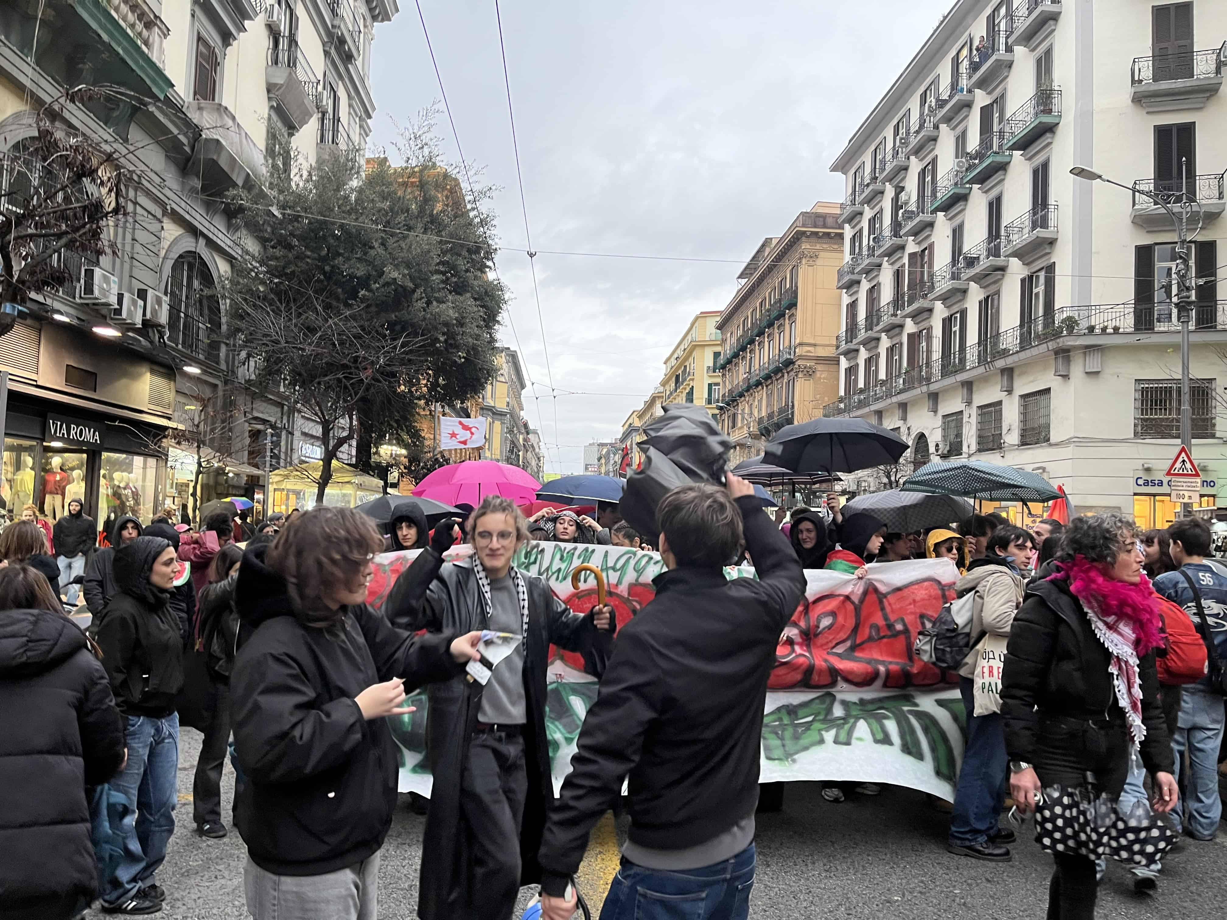 “Amore che resiste”: migliaia di persone in piazza a Napoli per gli spazi culturali