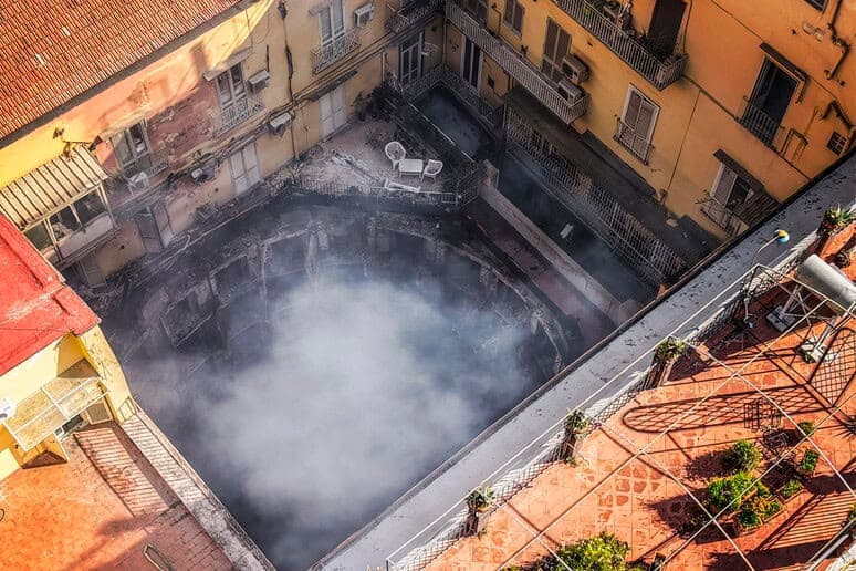 Quando Napoli brucia: gli incendi dallo Sferisterio al Sannazaro