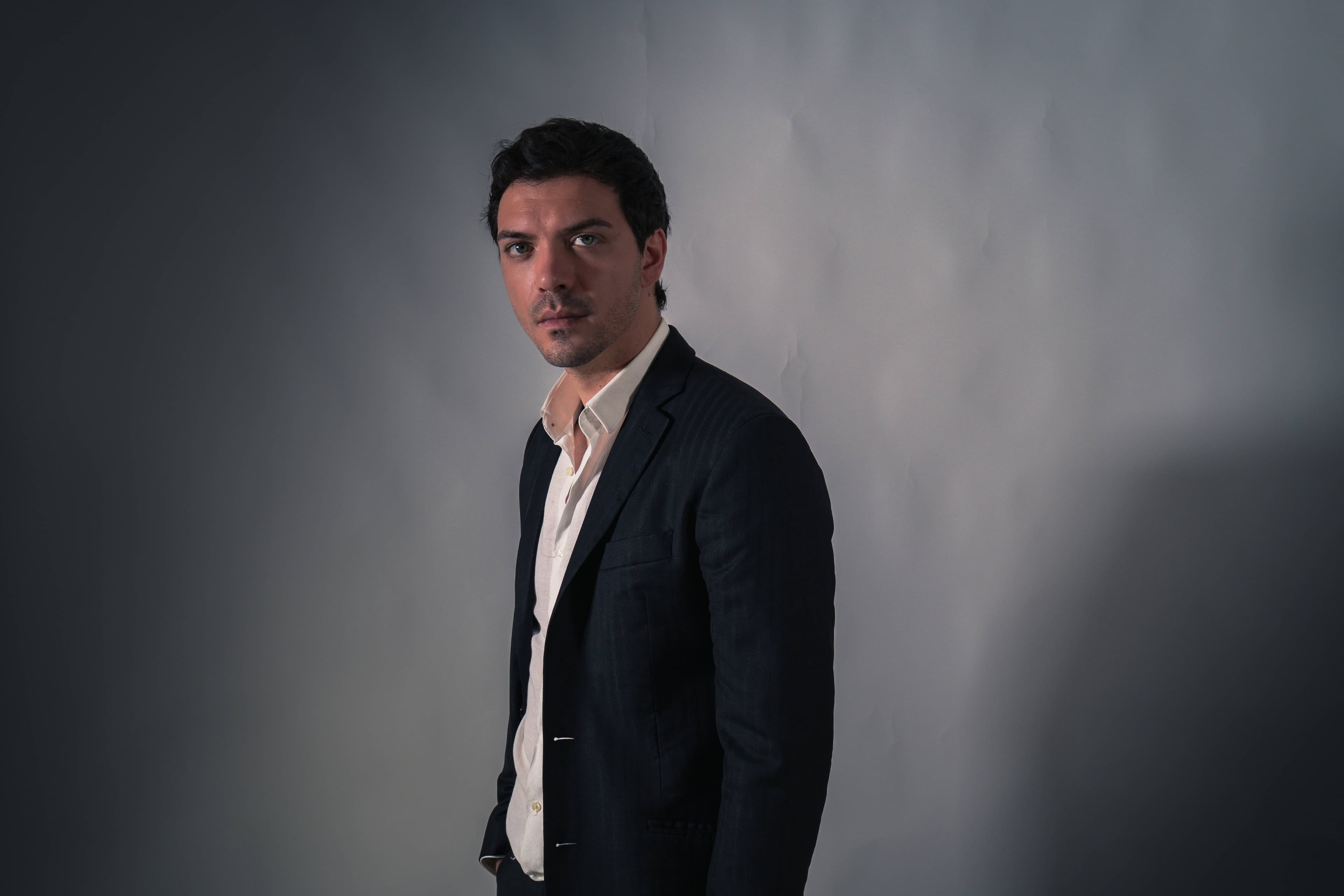 Dario Cuomo e i difetti delle cose vive: il cantautore presenta "Ammore Miserabile"