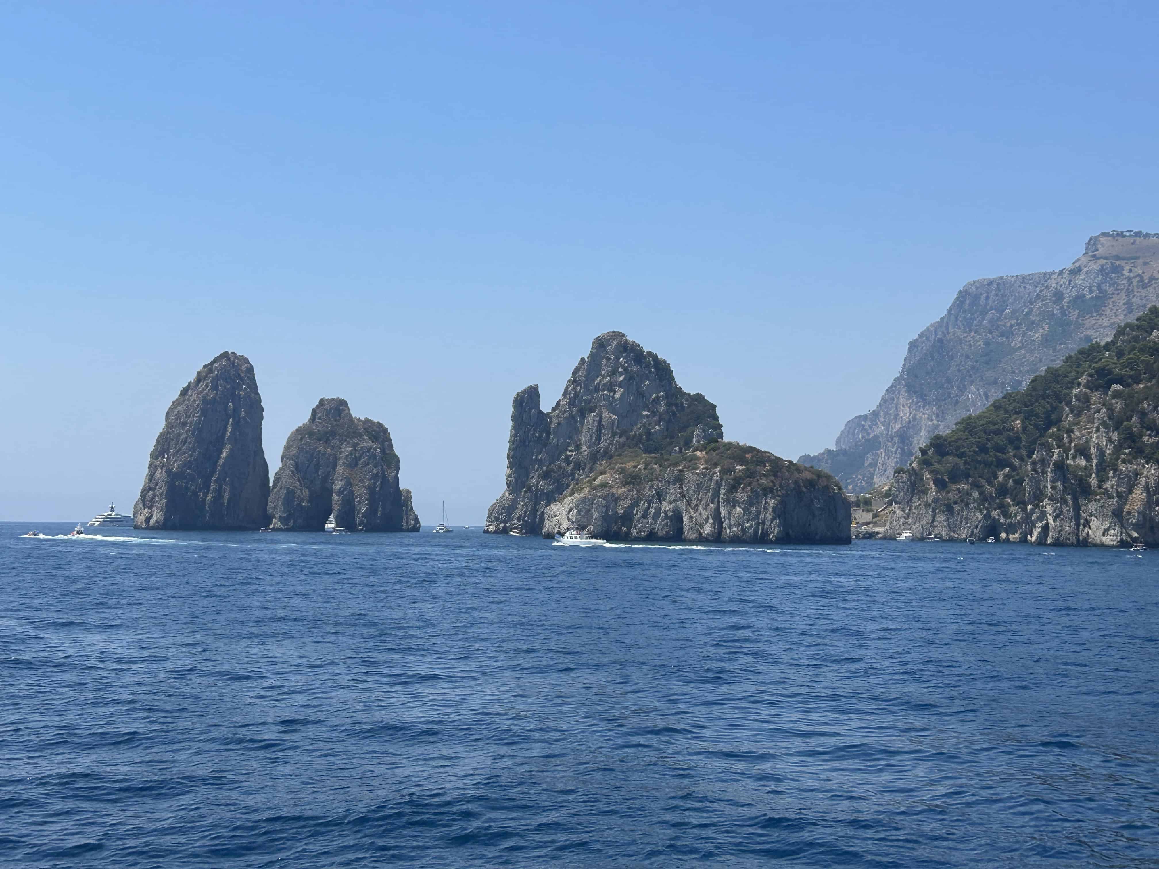 Capri, i fondali dell'isola azzurra cullano il limoncello immerso dall'Antica Distilleria Petrone
