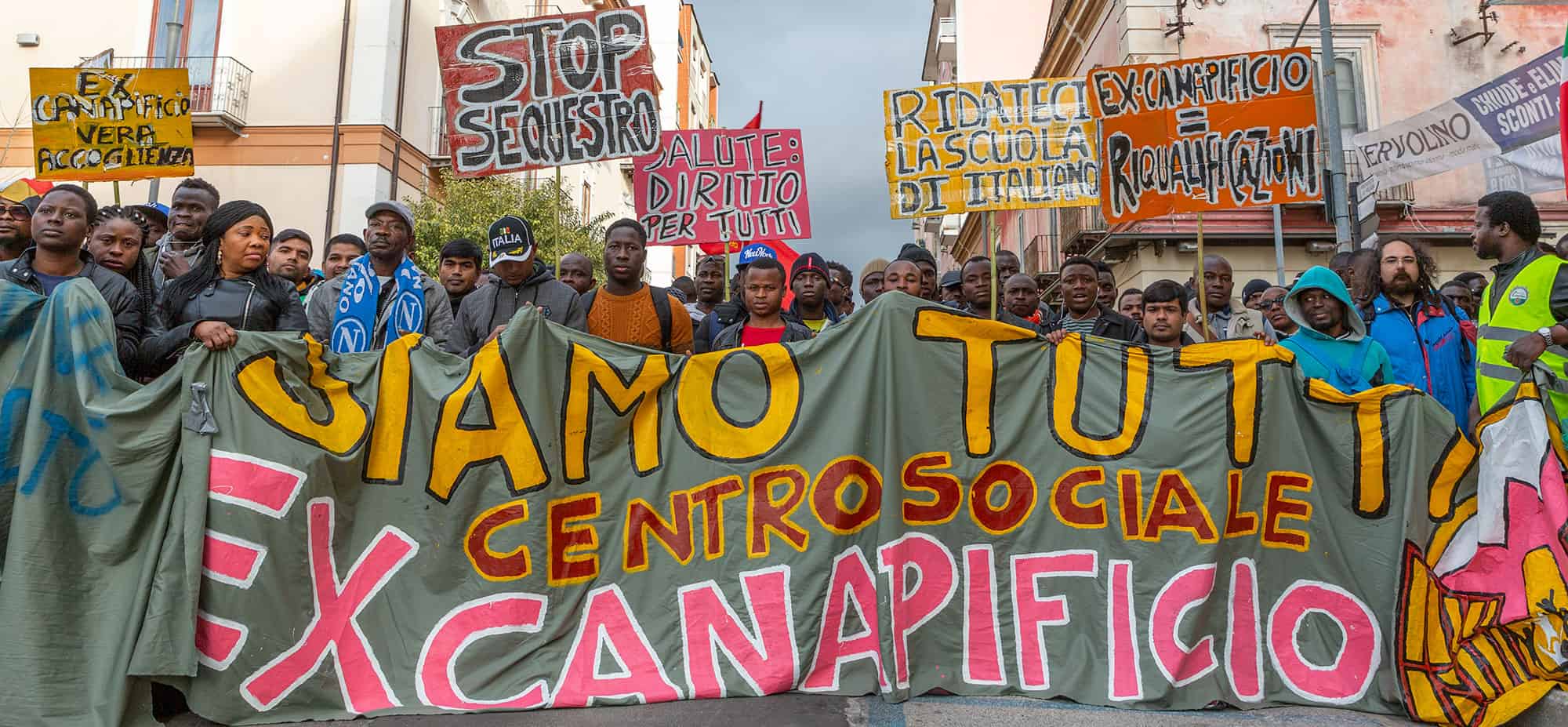 Corteo antirazzista coloratissimo per l'ExCanapificio di Caserta