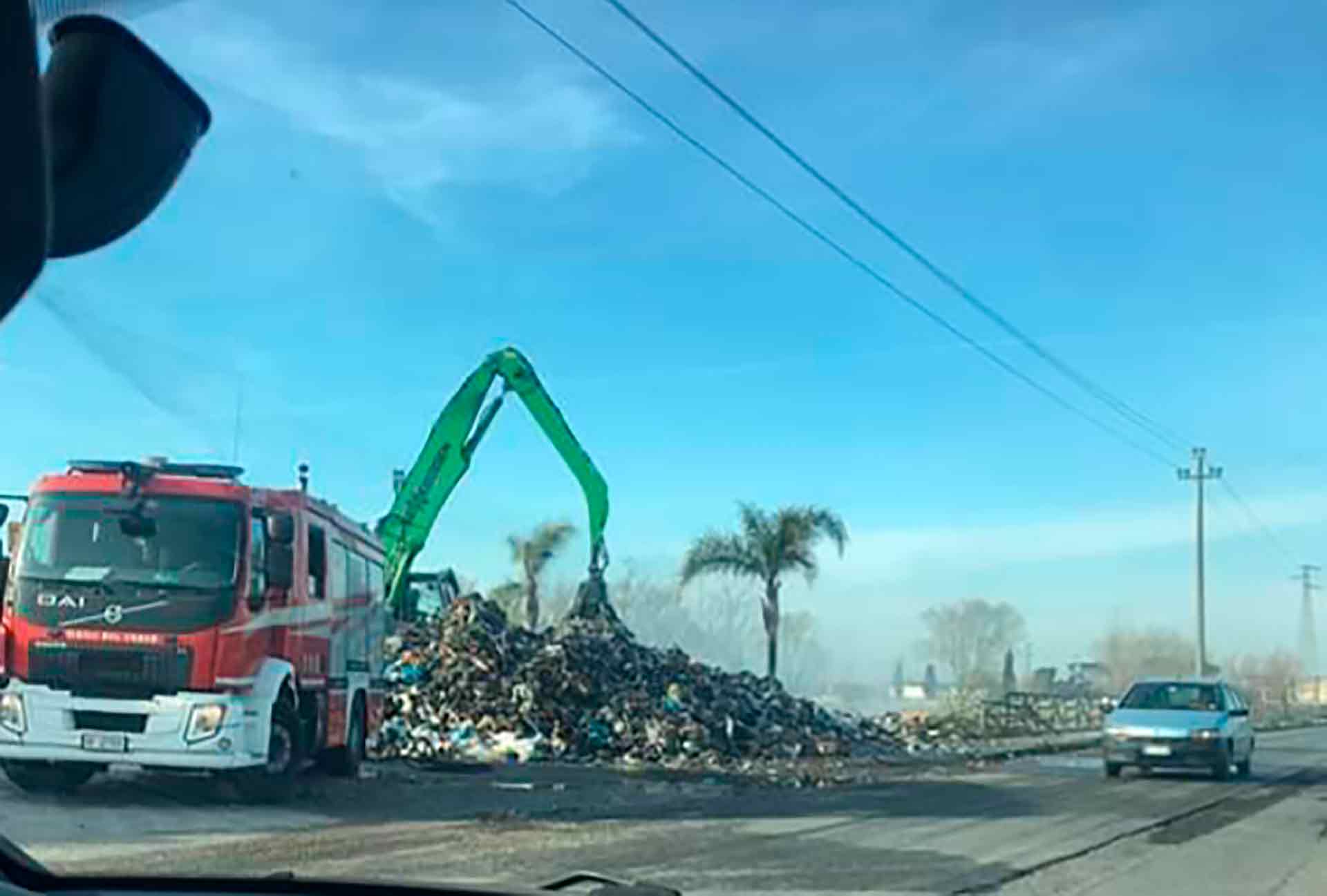 Villa Literno, la cittadinanza viene svegliata da un imponente incendio di rifiuti