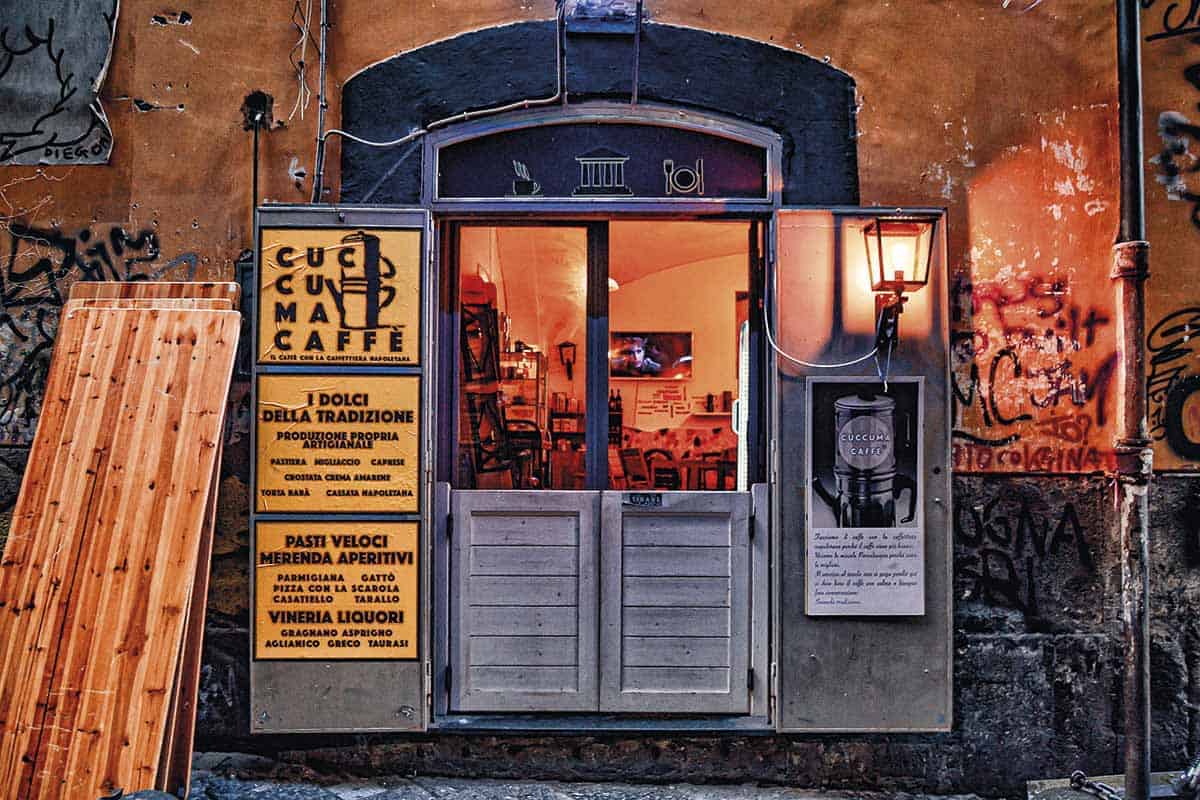 Cuccuma caffè: la storia del caffè tra i vicoli di Napoli