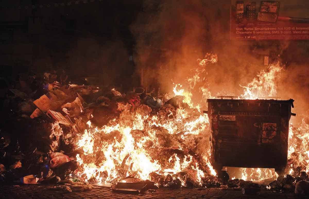 Roghi e olezzo di morte nella terra dei fuochi e dei veleni