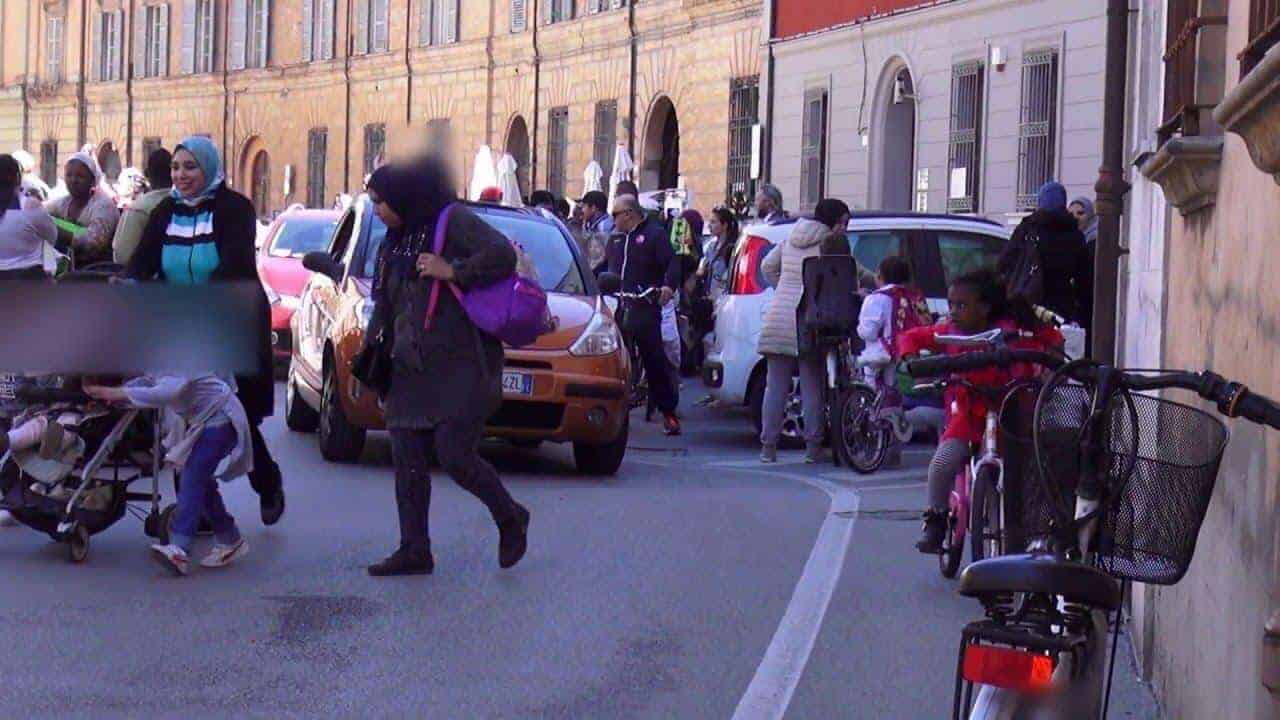 Maleducazione civica: parcheggi selvaggi nei pressi delle scuole