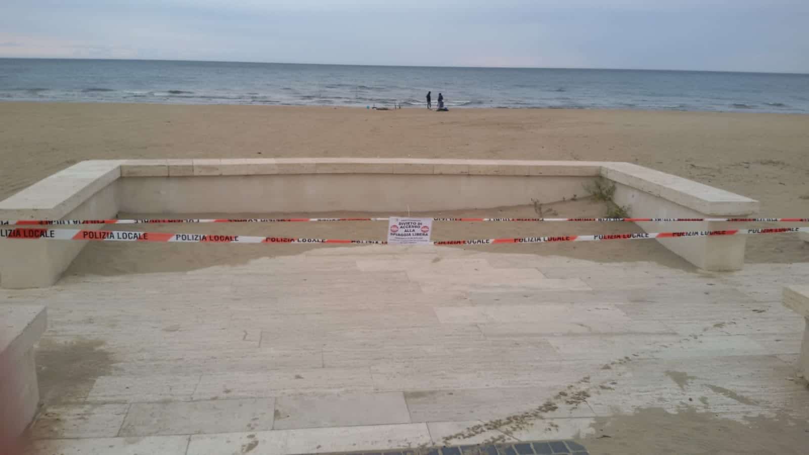 Mondragone, chiuse le spiagge libere. Schiappa: «Ancora una volta impreparati in danno alla Città»