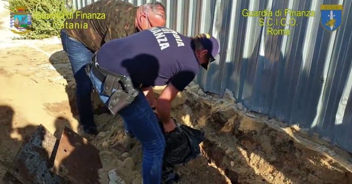 Catania, un milione di euro nascosto in barili, Costa: «Queste operazioni vanno nella direzione giusta»