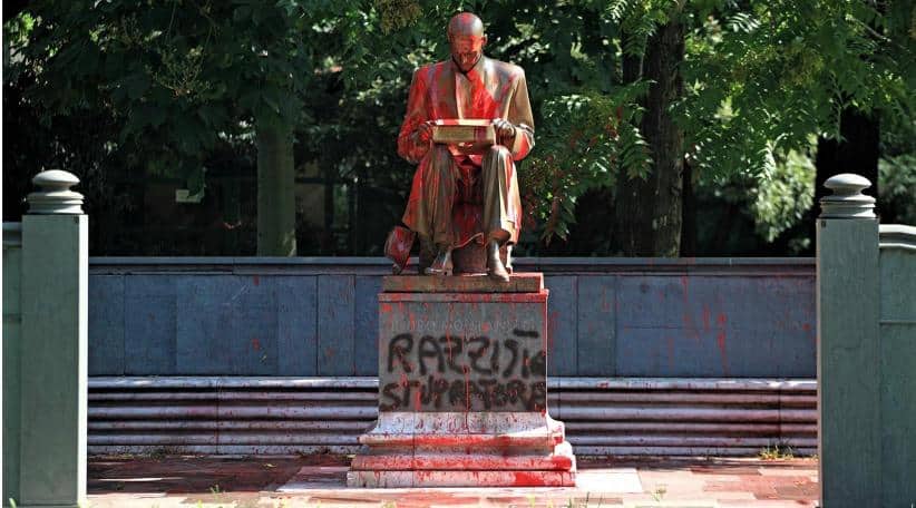 Milano, la statua di Indro Montanelli danneggiata