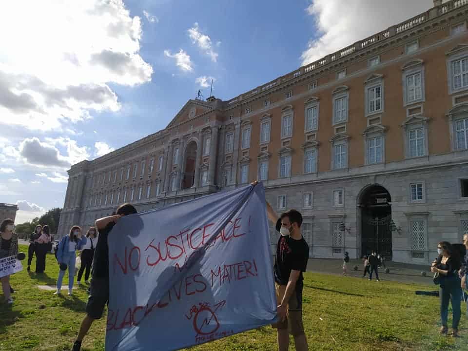 In silenzio per George Floyd: flashmob alla Reggia di Caserta