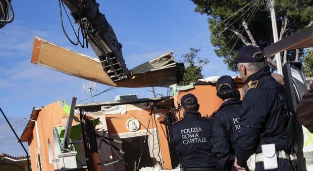 Roma, si abbattono altre otto costruzioni riconducibili ai Casamonica