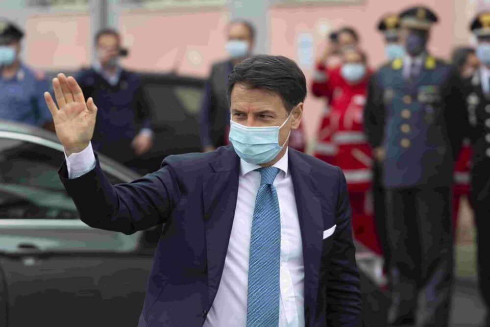 Napoli, campagna elettorale: Giuseppe Conte tra le vie del Centro Storico