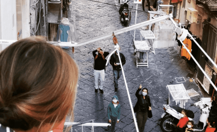Il maestro che legge Rodari ai suoi alunni