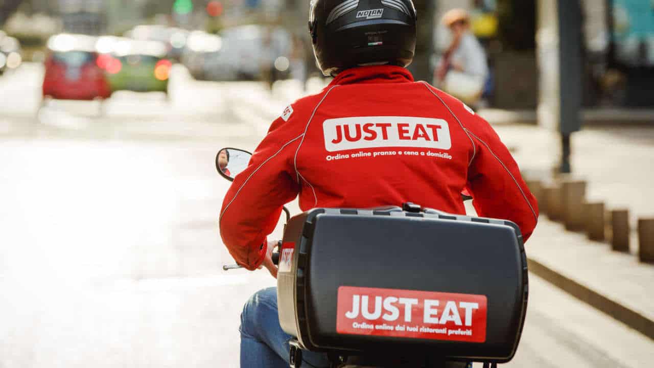 Vincono i rider: Just Eat assumerà con un contratto di lavoro dipendente