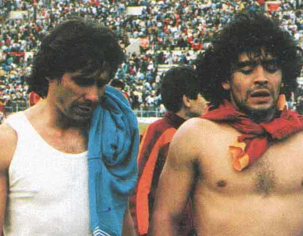 Napoli - Roma, la partita comincia con un gesto di pace