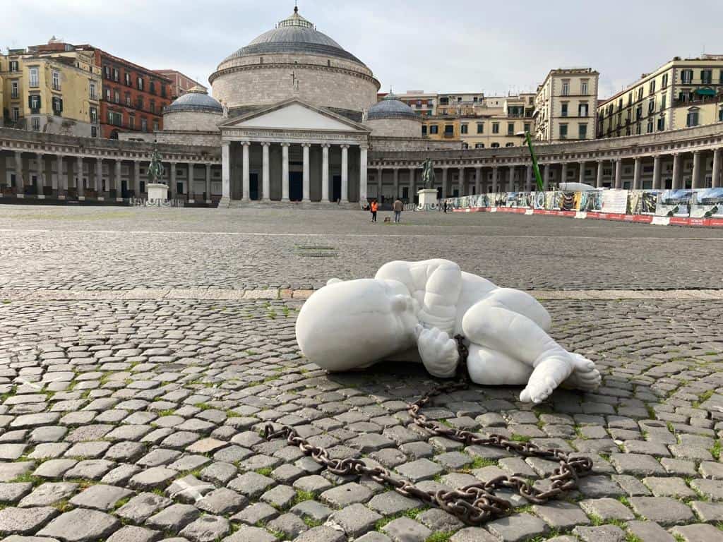 L’artista Jago abbandona bambino, ma è meglio di quel che sembra