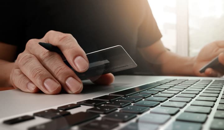 La Polizia di Stato in campo per proteggere dallo shopping natalizio online