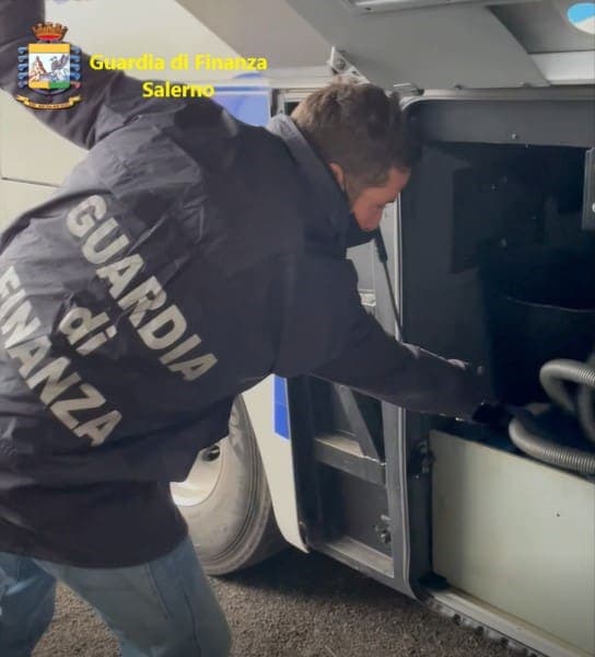 Salerno, riforniva i propri pullman con gasolio “agricolo”: denunciato