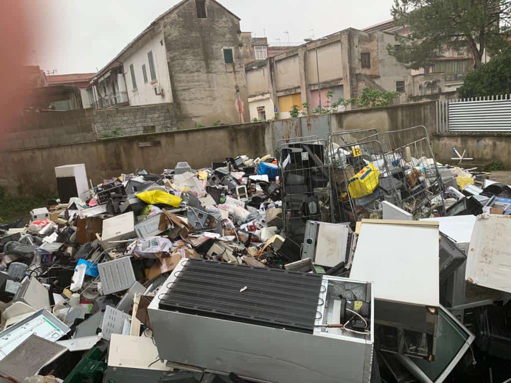 Santa Maria Capua Vetere: il centro della città si trasforma in una discarica