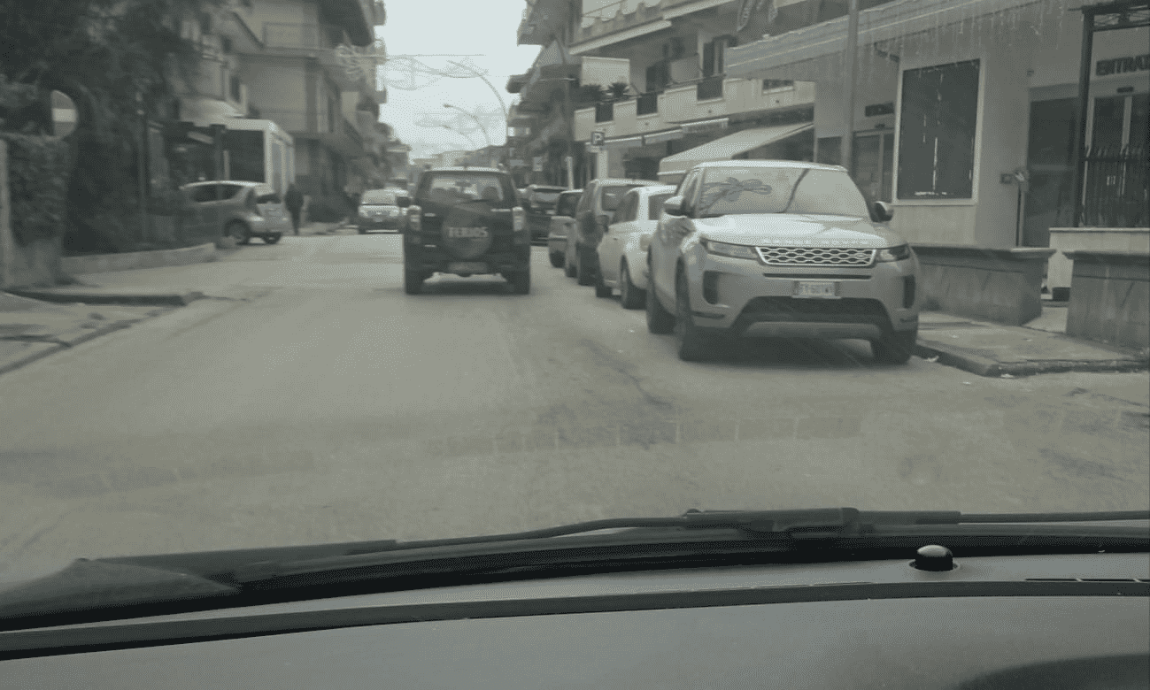 Parete: parcheggi selvaggi in via Marconi, negozianti su tutte le furie