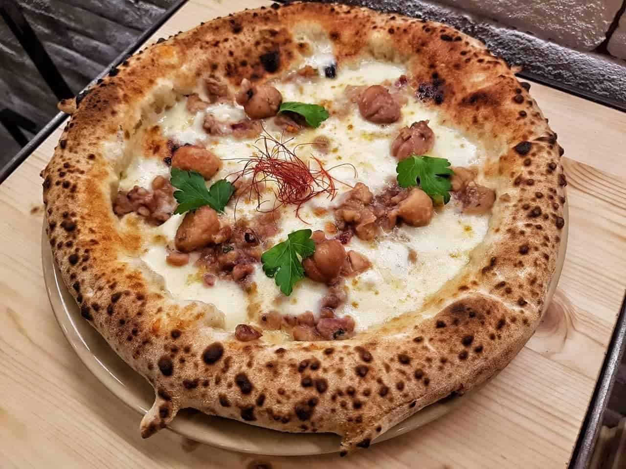 Il pranzo in zona gialla nel giorno di Santantuono in pizzeria